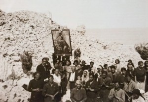 Pellegrini vacresi sulle macerie del vecchio santuario francavillese. Maggio 1946