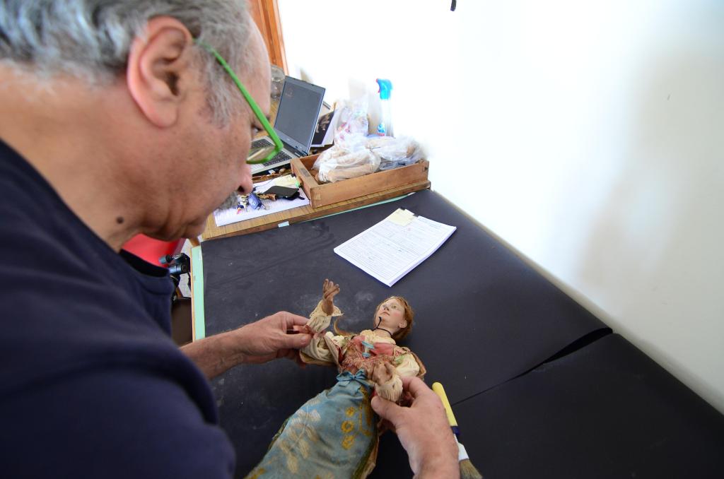 Giacomo de Crecchio durante il ritrovamento del Presepe Antinori - foto Gaetano de Crecchio/copyright